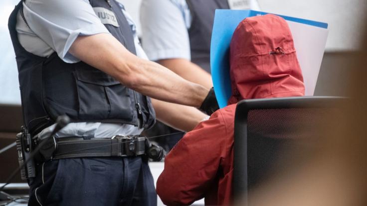 Bei einem Unfall mit einem Sportwagen sind in Stuttgart zwei Menschen gestorben - der Unfallfahrer muss sich jetzt vor Gericht wegen Mordes verantworten.