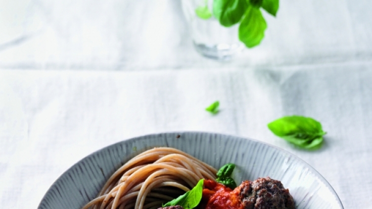 Pasta mit Hackbällchen und Sauce aus Ofen-Tomaten