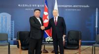 Kim Jong Un (l.) soll Wladimir Putin Soldaten geschickt haben. Jetzt sind Berichten zufolge rund 18 von ihnen von der Ukraine-Front geflüchtet.