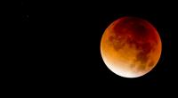 Bei der Mondfinsternis am 31.01.2018 erstrahlt der Mond in einem satten Blutrot.