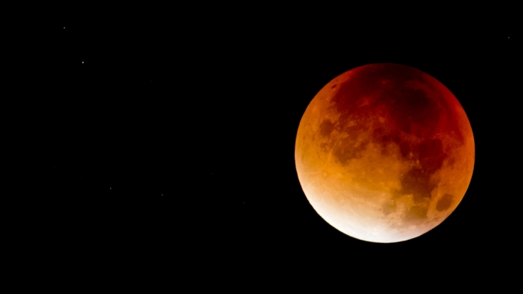 Bei der Mondfinsternis am 31.01.2018 erstrahlt der Mond in einem satten Blutrot.