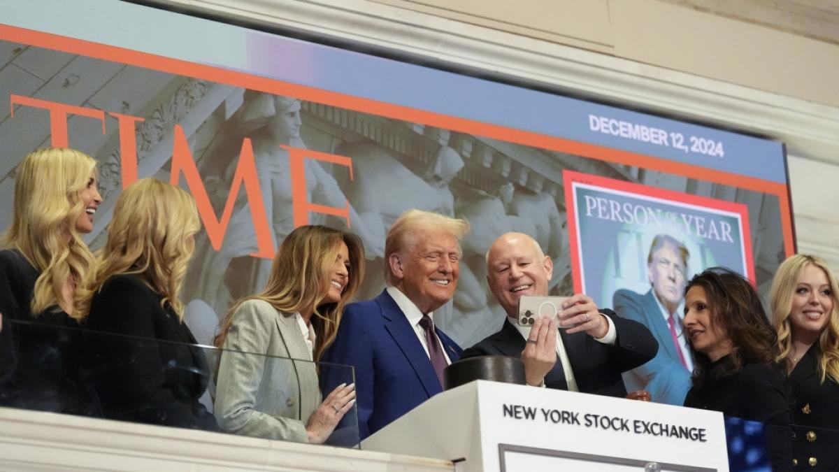 Ein seltener Anblick: F&uuml;r ein Selfie schmiegt sich Melania ganz eng an ihren Mann. (Foto)