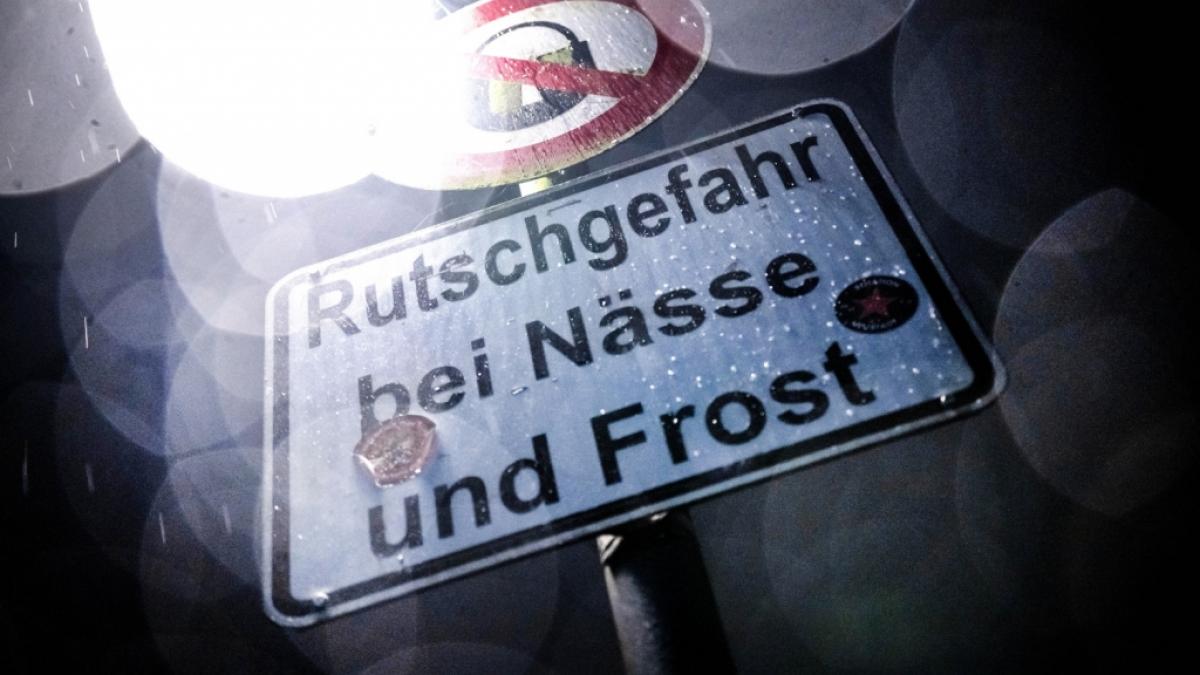 N&auml;chtliche Temperaturen unter dem Gefrierpunkt k&ouml;nnen f&uuml;r spiegelglatte Stra&szlig;en sorgen. (Foto)