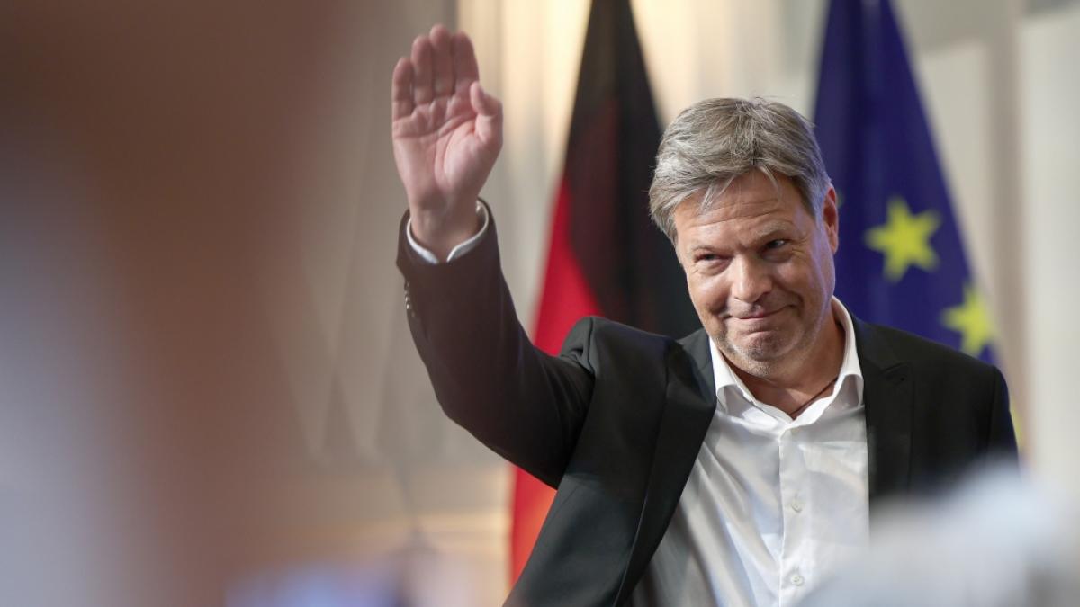 Nach seiner Kanzler-Kandidatur 2024 zog sich Ex-Gr&uuml;nen-Chef Robert Habeck von der politischen B&uuml;hne zur&uuml;ck. Erstmals sprach er nun mit dem NDR &uuml;ber sein Leben danach. (Foto)