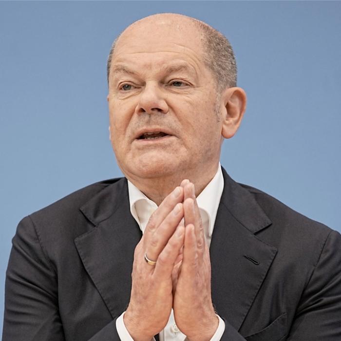 Olaf Scholz scharf kritisiert! Kanzler verteidigt Streumunition-Lieferung