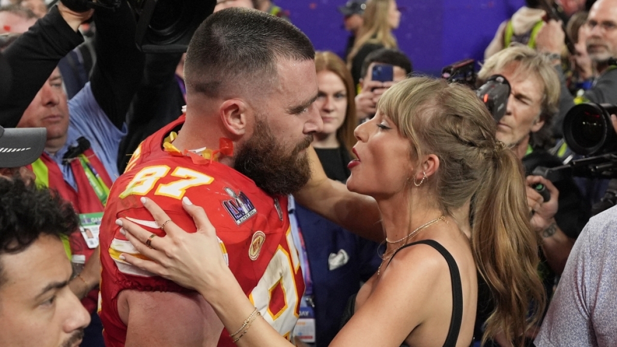 Nach dem Spiel war wieder alles gut: Taylor Swift konnte es trotz Travis' Ausraster kaum erwarten, ihren Freund zu begl&uuml;ckw&uuml;nschen. (Foto)