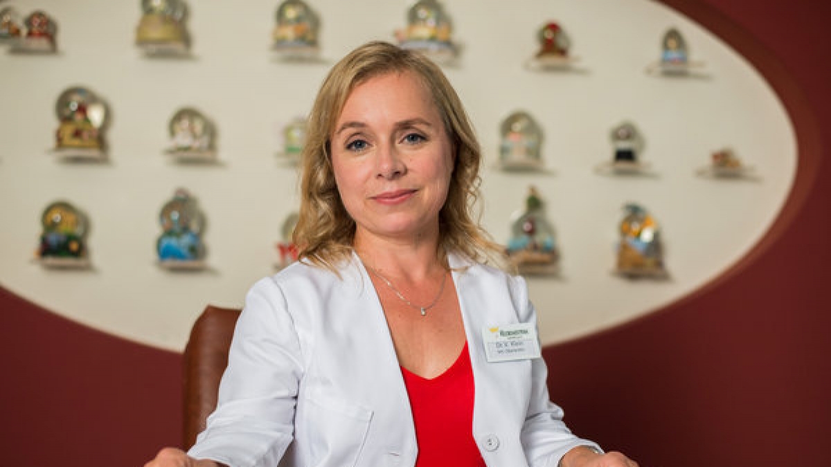 ChrisTine Urspruch am Set der TV-Serie "Dr. Klein". Die Schauspielerin schl&uuml;pft darin in die Rolle einer Kinder&auml;rztin. (Foto)