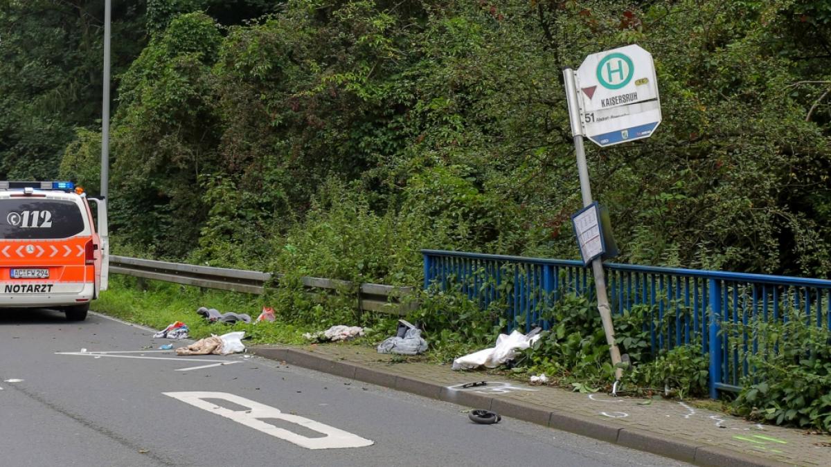An einer Bushaltestelle im nordrhein-westf&auml;lischen W&uuml;rselen sind eine Mutter und ihr Kind von einem Transporter totgerast worden. (Foto)