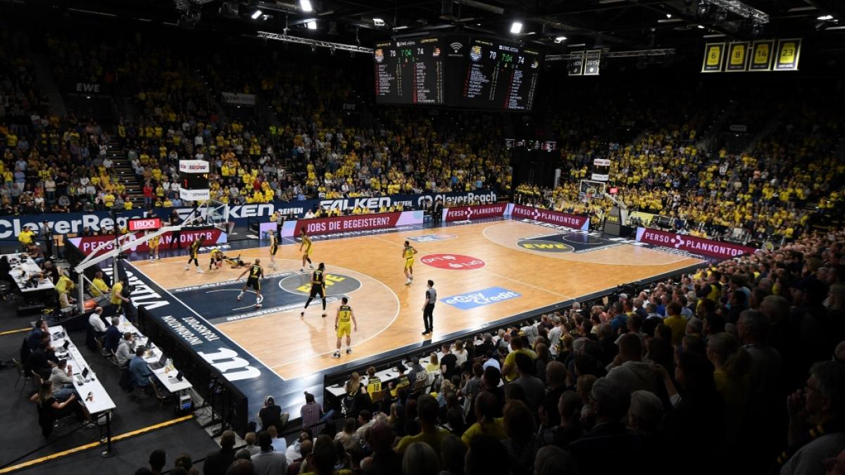 Blick auf das BBL-Spielfeld in der EWE Arena, Heimspielst&auml;tte der EWE Baskets Oldenburg. (Foto)