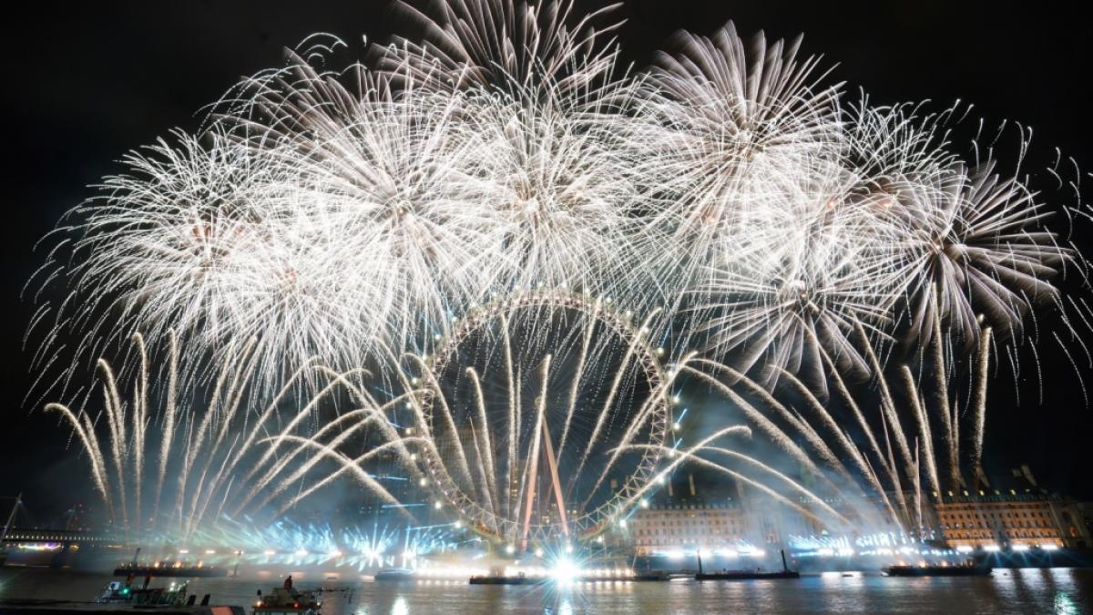 Mit einem spektakul&auml;ren Feuerwerk am Riesenrad London Eye hat England das Jahr 2025 begr&uuml;&szlig;t. (Foto)