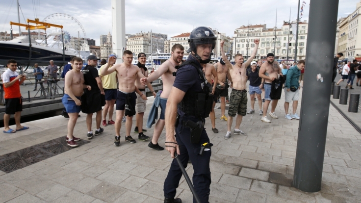 Vor der Fußball-WM in Russland machen sich Hooligans angeblich fit für geplante Ausschreitungen.