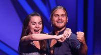 Der Fußballer Rurik Gislason und Profitänzerin Renata Lusin jubeln bei der RTL-Tanzshow 