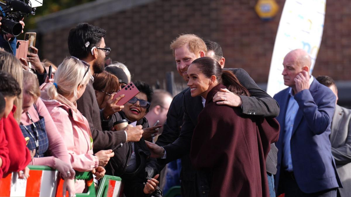 Prinz Harry und Herzogin Meghan wurden bei ihrem Besuch im "Community Recording Studio" in Nottingham von Schaulustigen begr&uuml;&szlig;t. (Foto)
