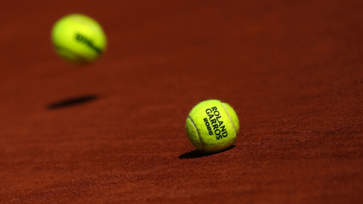 French Open. Ein Ball liegt beim French Open-Tennisturnier auf dem Sand, vom 28.05.2026. (Symbolbild) (Foto)