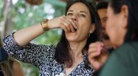 Annalena Baerbock besuchte am Rande der Weltklimakonferenz eine Kakaofarm auf der Insel Combu.