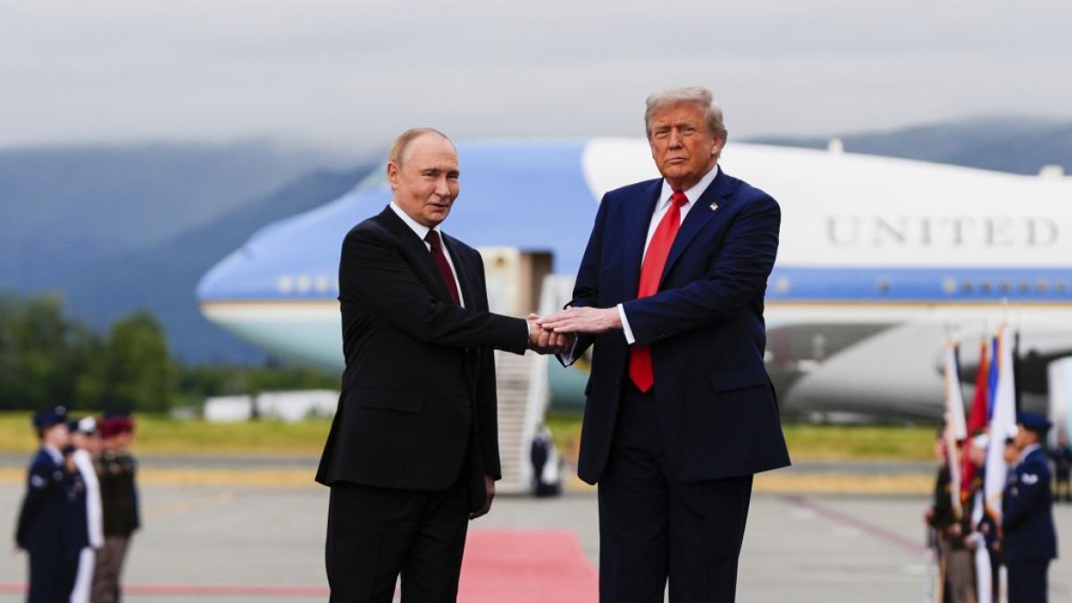 Laut einer K&ouml;rpersprache-Expertin imitierte Donald Trump (r.) die nonverbale Kommunikation von Wladimir Putin (l.) - ein Anzeichen f&uuml;r "M&auml;nnerschw&auml;rmerei?" (Foto)