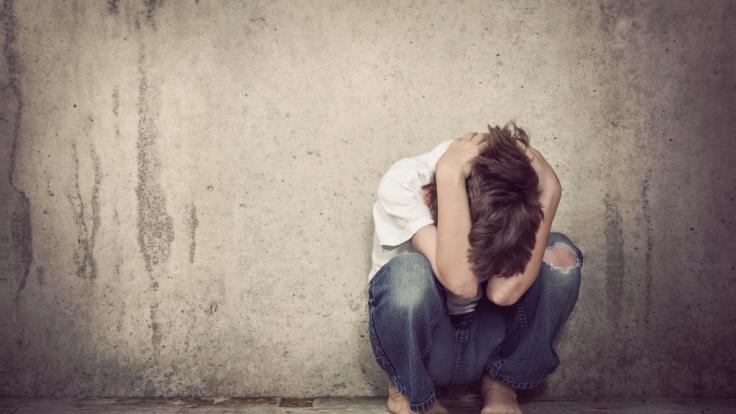 Insgesamt 100 Mal soll der 12-Jährige den 9-Jährigen sexuell missbraucht haben. (Symbolbild)