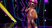 In einem goldglänzenden Ganzkörperkostüm und mit einem breiten Lächeln im Gesicht wurde Smiley in der Auftaktshow der zwölften 
