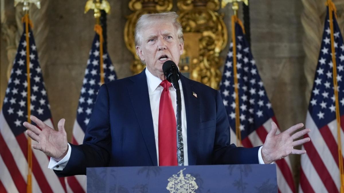 Der republikanische Pr&auml;sidentschaftskandidat und ehemalige US-Pr&auml;sident Donald Trump spricht in seinem Anwesen Mar-a-Lago zu Reportern.   &nbsp; (Foto)