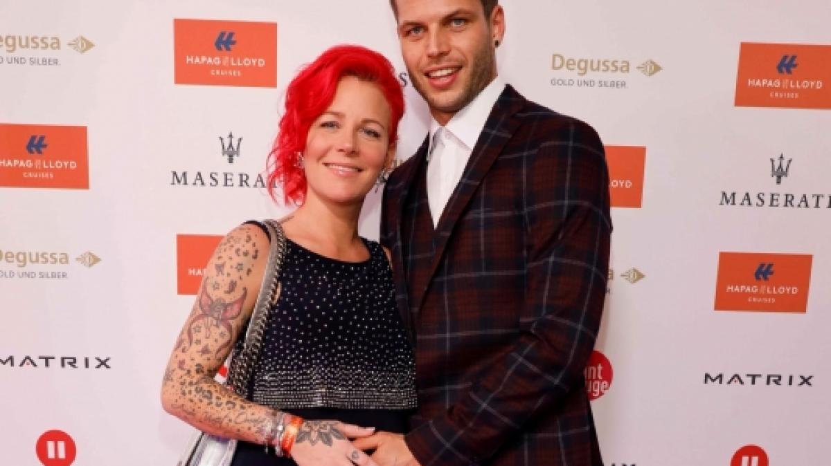 Fu&szlig;ballspieler Dennis Diekmeier und Ehefrau Dana kommen am 27.11.2017 in das Hotel Atlantic Kempinski in Hamburg zum "Movie meets Media"-Event. (Foto)