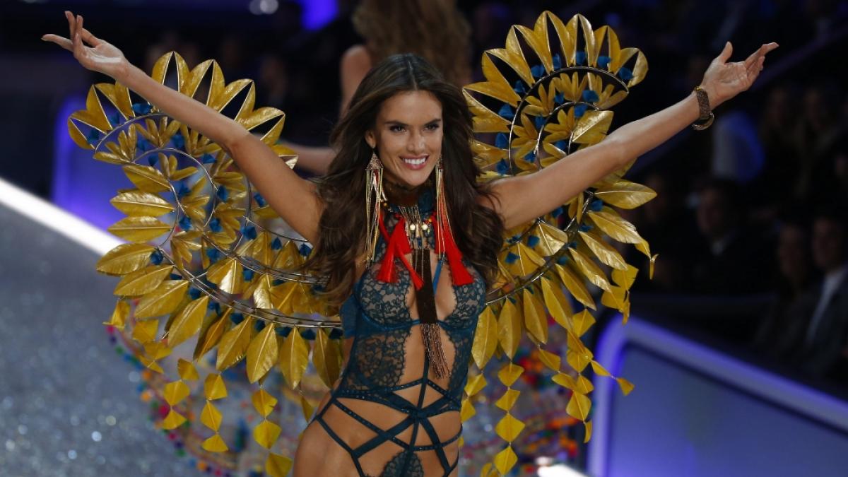 Alessandra Ambrosio heizte ihren Fans mit einem Liebesspiel im Pool ein. (Foto)