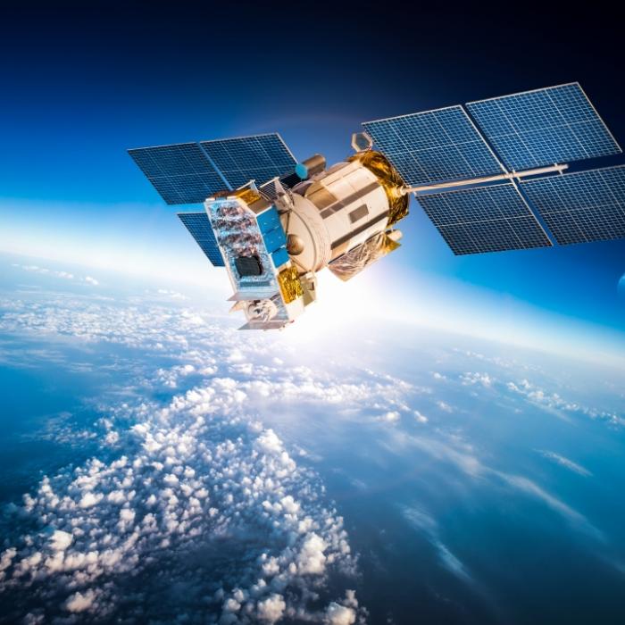 Er könnte Menschen treffen! 300-Kilo-Satellit stürzt heute auf Erde