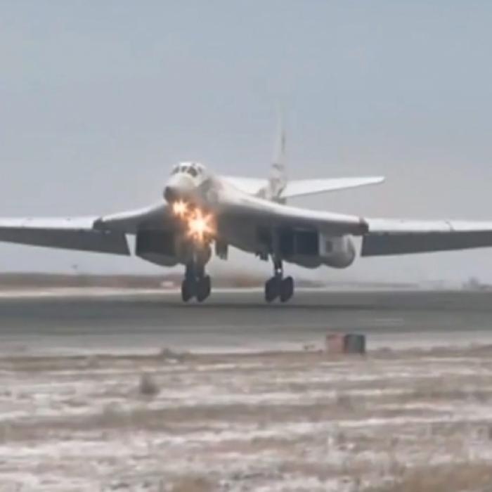12 Atombomben an Bord! Ist DIESER Überschall-Bomber Putins gefährlichste Waffe?