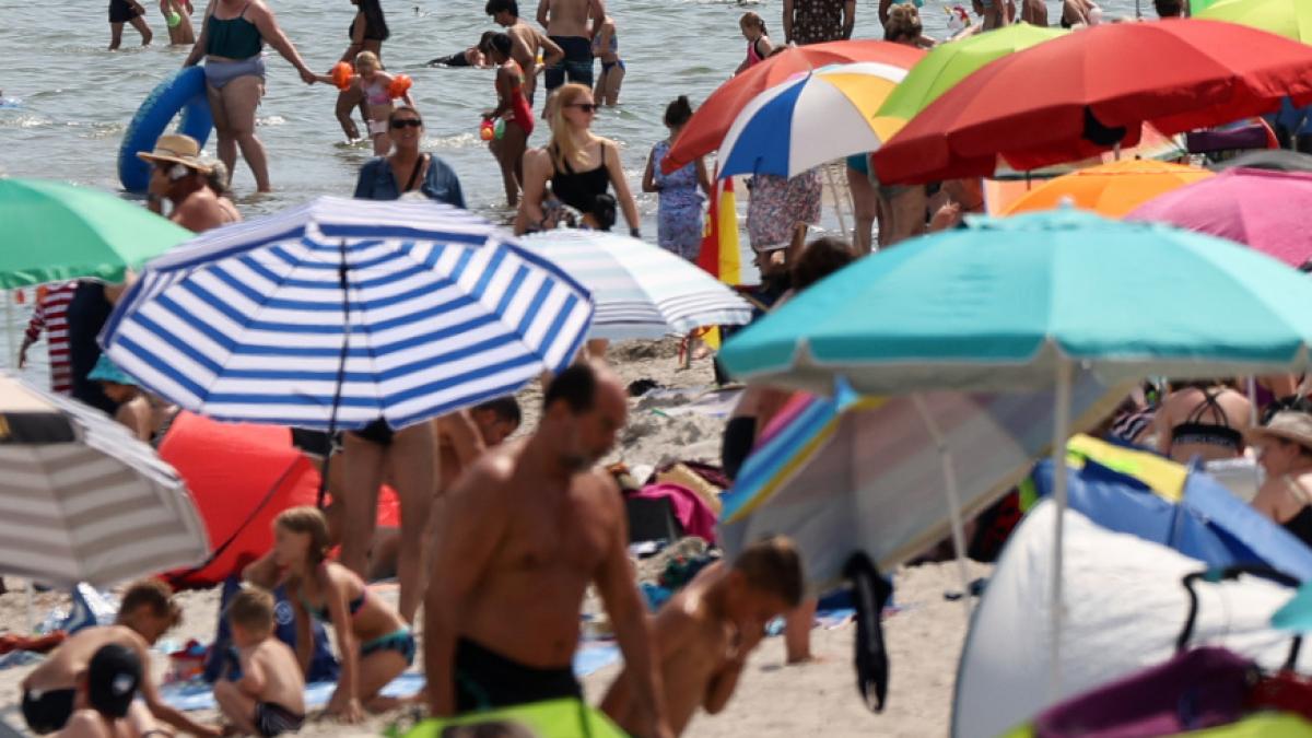 Eine Frau wurde an einem Strand von einem Sonnenschirm aufgespie&szlig;t. (Foto)