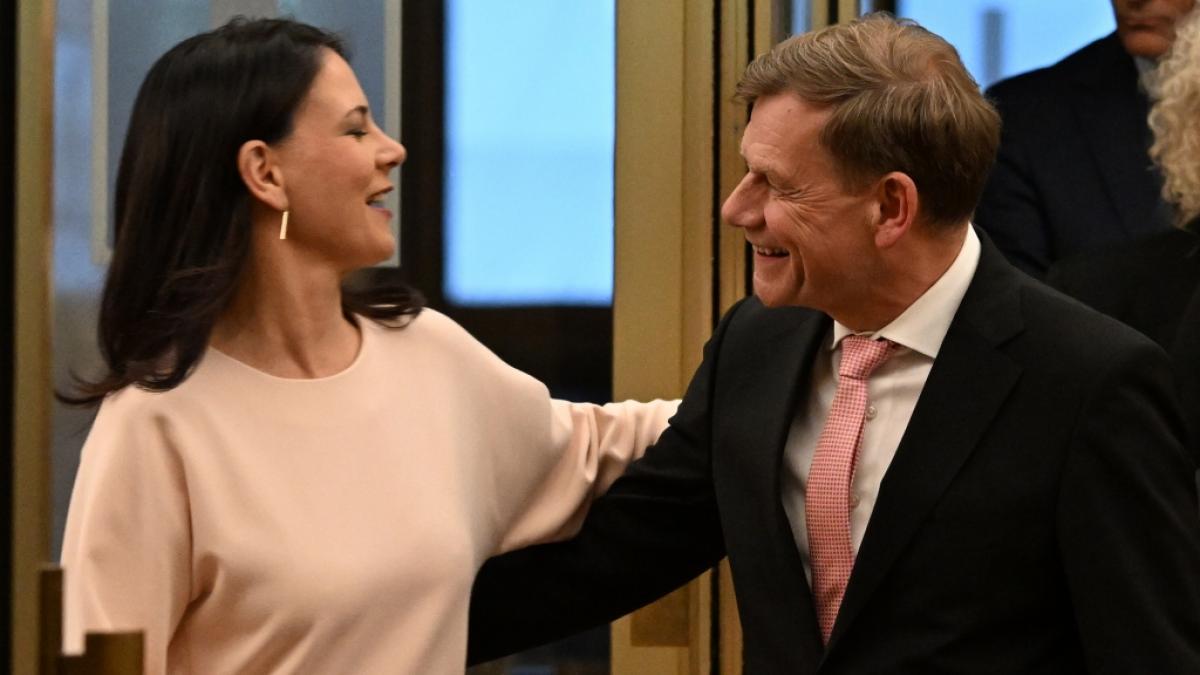 Bei der &Uuml;bergabe der Amtsgesch&auml;fte schien die Stimmung zwischen Ex-Au&szlig;enministerin Annalena Baerbock und ihrem Nachfolger Johann Wadephul entspannt und harmonisch zu sein. (Foto)