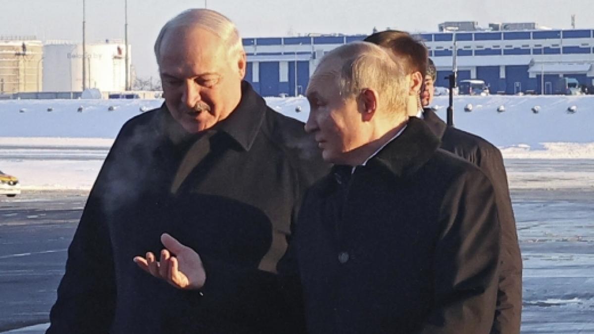 Alexander Lukaschenko begr&uuml;&szlig;te Wladimir Putin bei seiner Ankunft in Minsk. (Foto)