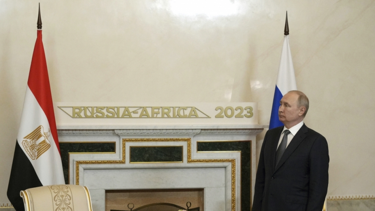 Dieses von der staatlichen russischen Nachrichtenagentur Sputnik via AP ver&ouml;ffentlichte Foto zeigt Wladimir Putin, Pr&auml;sident von Russland, der auf den &auml;gyptischen Pr&auml;sidenten al-Sisi im Konstantin-Palast am Rande des Russland-Afrika-Gipfels wartet. (Foto)