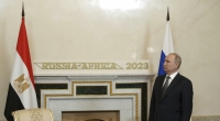 Dieses von der staatlichen russischen Nachrichtenagentur Sputnik via AP veröffentlichte Foto zeigt Wladimir Putin, Präsident von Russland, der auf den ägyptischen Präsidenten al-Sisi im Konstantin-Palast am Rande des Russland-Afrika-Gipfels wartet.