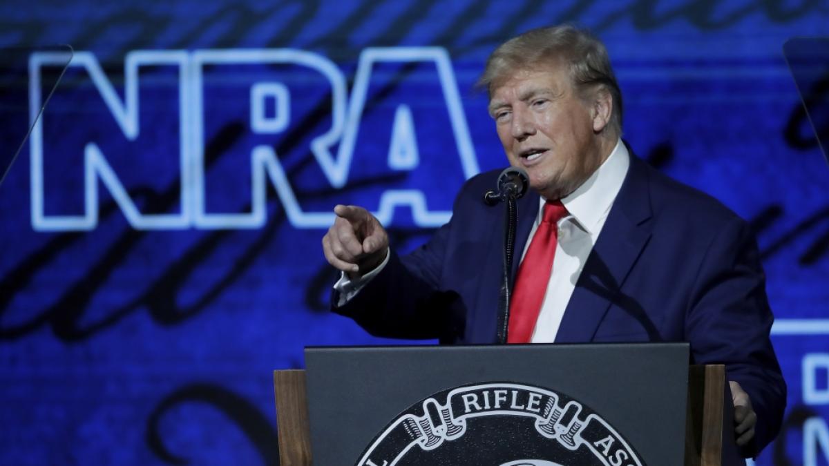 Obwohl die Rufe nach sch&auml;rferen Waffengesetzen in den USA immer lauter werden, fordert Ex-US-Pr&auml;sident Donald Trump mehr Waffen an Schulen. (Foto)