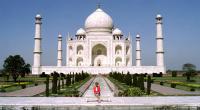 Ein Foto, das um die Welt ging: Prinzessin Diana posierte bei ihrer Reise nach Indien 1992 vor dem Taj Mahal. Für den Besuch in der ehemaligen britischen Kolonie wählte die Prinzessin einen roten Blazer nebst lila Rock.