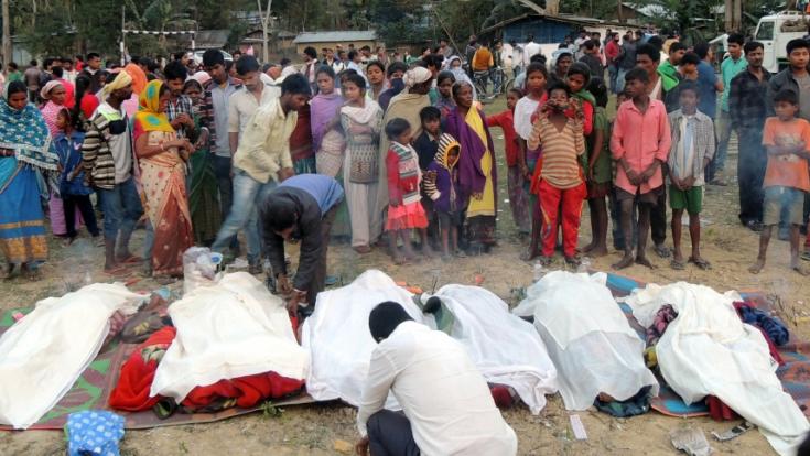 In Indien wurde mindestens 89 Menschen der Genuss von gepanschtem Alkohol zum tödlichen Verhängnis.