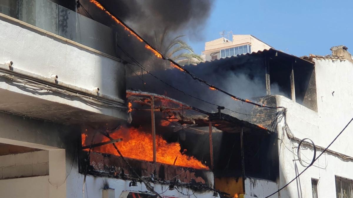 Das Restaurant "Why Not" in der N&auml;he des Ballermanns steht in Flammen. (Foto)