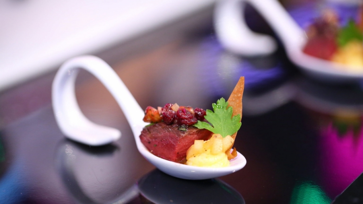 Alle Komponenten einer Speise m&uuml;ssen bei "The Taste" 2017 auf einem L&ouml;ffel angerichtet sein, denn nur ein einziger L&ouml;ffel entscheidet &uuml;ber das Weiterkommen des Kandidaten. (Foto)