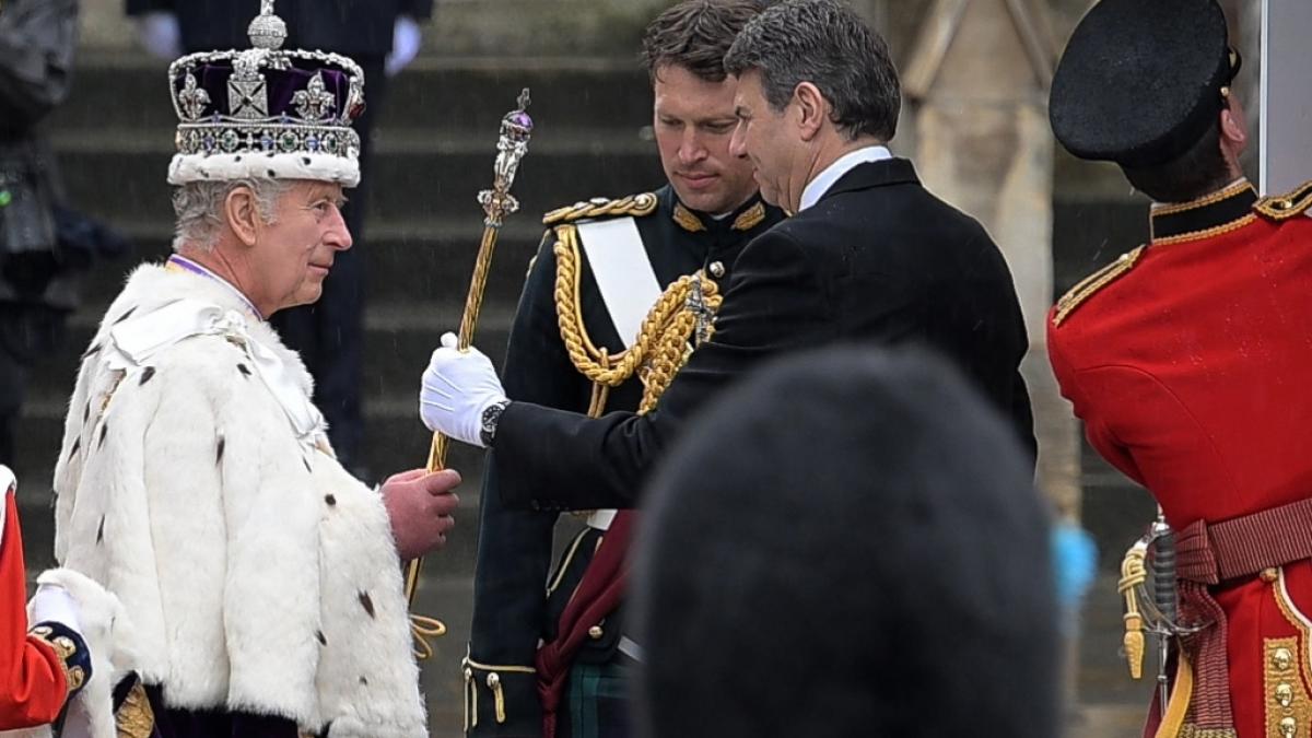 Major Johnny Thompson, der schon bei Queen Elizabeth II. im Dienst stand, lie&szlig; K&ouml;nig Charles III. bei dessen Kr&ouml;nung nicht aus den Augen. (Foto)