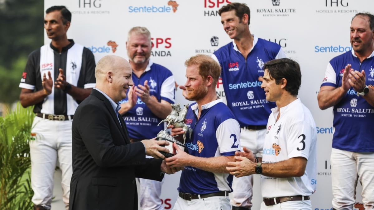 Erst vor wenigen Tagen war Prinz Harry mit lichtem Haar zu sehen. (Foto)
