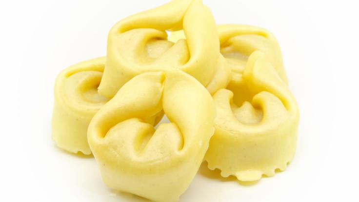 Weil auf einigen Produkten die vorgeschriebene Allergenkennzeichnung fehlt, werden aktuell Tortelloni zurückgerufen (Symbolbild).