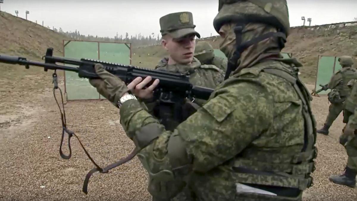 Russische Rekruten an einem milit&auml;rischen Training im Patriot-Park au&szlig;erhalb Moskaus, 2022. (Foto)