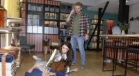 Emily (Anne Menden) und Paul (Niklas Osterloh, r.) befürchten, dass Sascha (Daniel Noah) nach seinem Zusammenbruch in einer ernsten Lage ist.