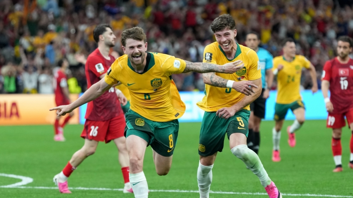 Fu&szlig;ball, WM 2026, Australien - T&uuml;rkei, Vorrunde, Gruppe D, 1. Spieltag, BC Place Vancouver. Der Australier Connor Metcalfe (l) feiert gemeinsam mit seinem australischen Teamkollegen Jordan Bos (r) nach seinem Tor zum 2:0, vom 13.06.2026. (Symbolbild) (Foto)
