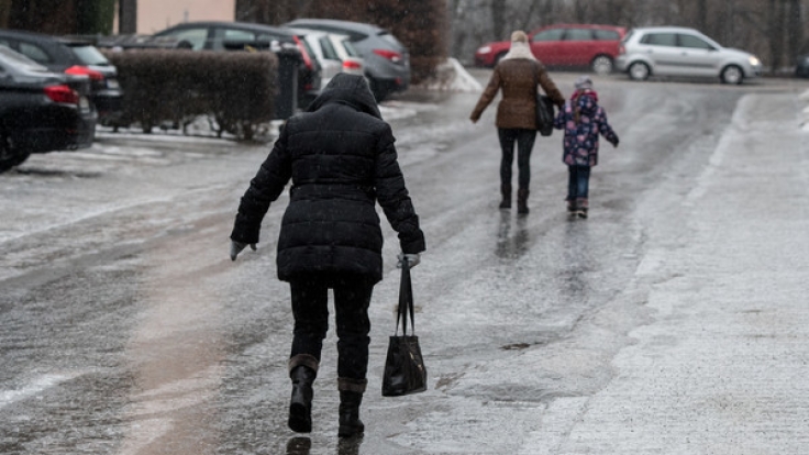 Vorsicht vor Glatteis: Am Wochenende des 2. Advent droht Glätte, verbunden mit Verkehrschaos.
