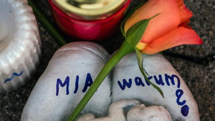 Die Stadt Kandel trauert um die 15-jährige Mia, die ermordet wurde. Nun beginnt der Prozess.