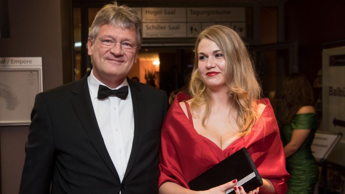 Der AfD-Bundesvorsitzende J&ouml;rg Meuthen (l) mit seiner heutigen Frau Natalia Meuten (geb. Zvekic) beim Landespresseball 2017. (Foto)