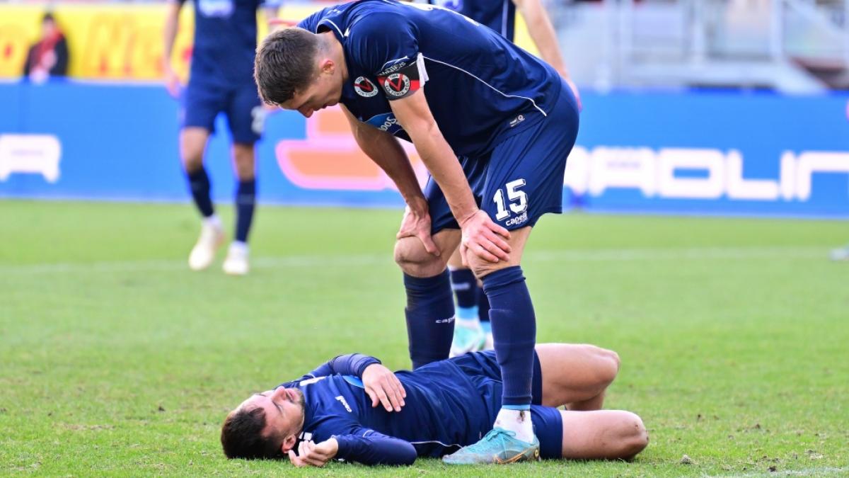 Nach seinem Zusammenbruch im Spiel gegen Jahn Regensburg musste Simon Handle von Viktoria K&ouml;ln auf dem Platz medizinisch betreut werden. (Foto)