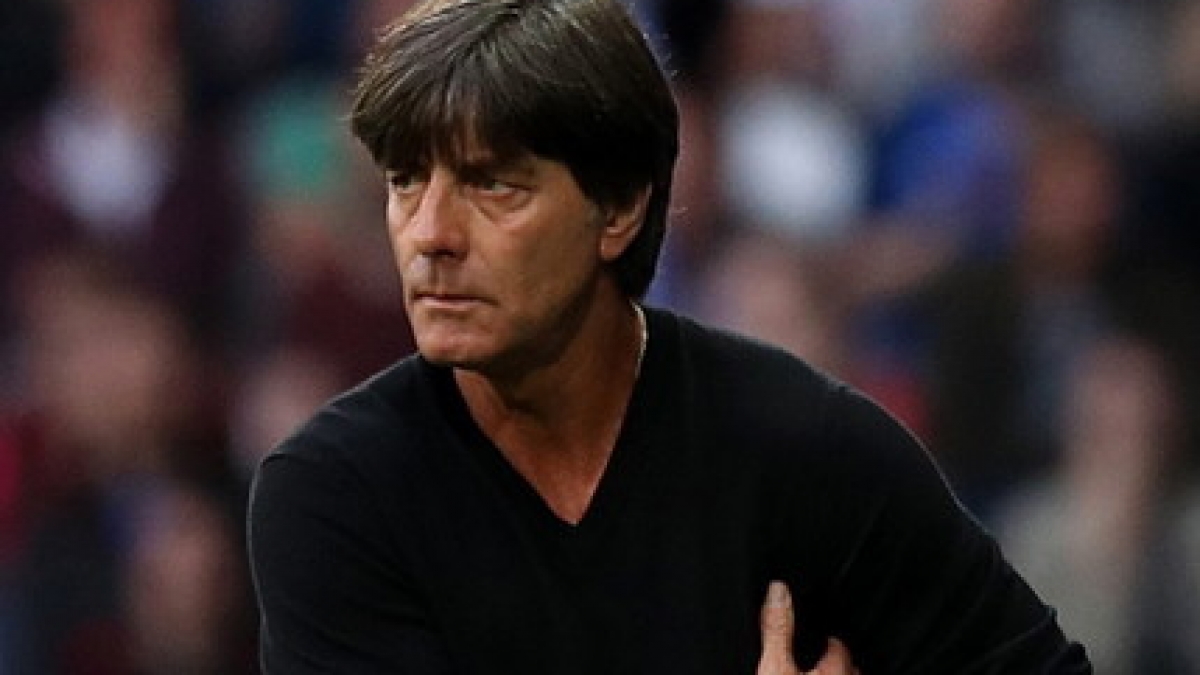 Joachim L&ouml;w schn&uuml;ffelt offenbar gern an seinem K&ouml;rper. (Foto)