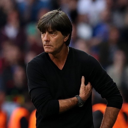 Ekel-Handspiel! Jogi Löw schnüffelt schon wieder