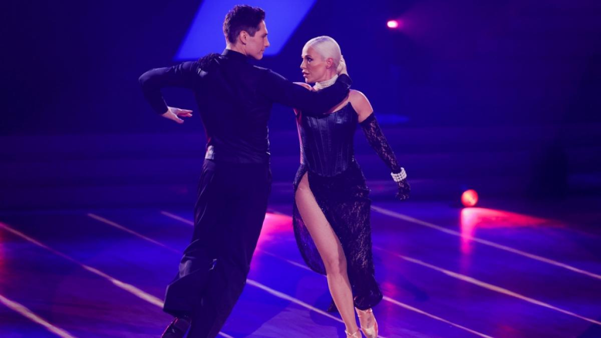 Wer strapaziert hier wen? Beim Training f&uuml;r "Let's Dance" ging sogar Tanzprofi Christian Polanc die Puste aus ... (Foto)